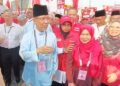 MUHAMMAD Nazri Kassim bertemu penyokongnya di Pusat Penamaan Calon Majlis Bandaraya Seremban, Forest Heights, Seremban hari ini. -UTUSAN/NAZARUDIN SHAHARI