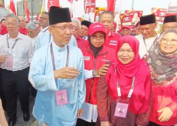 MUHAMMAD Nazri Kassim bertemu penyokongnya di Pusat Penamaan Calon Majlis Bandaraya Seremban, Forest Heights, Seremban hari ini. -UTUSAN/NAZARUDIN SHAHARI