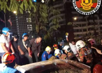 Bomba dan orang awam membantu menyelamatkan mangsa yang terperangkap dalam kenderaannya yang ditimpa pokok tumbang dalam kejadian berhampiran Kedutaan Besar Amerika Syarikat di Jalan Tun Razak, di sini, malam tadi.