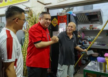 ANTHONY Loke Siew Fook (tengah) ketika bertemu orang ramai dan beramah mesra sempena PRN Negeri Sembilan di Pasar Besar Seremban hari ini.-UTUSAN/ISKANDAR ISHAK