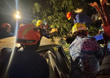 ANGGOTA Dewan Bandaraya Kuala Lumpur (DBKL) bersama dengan anggota Angkatan Pertahanan Awam Malaysia (APM) sewaktu melaksanakan , kerja-kerja pemotongan dan pembersihan pokok tumbang yang telah menghempap dua kenderaan sehingga mengalami kerosakan. di Jalan Tun Razak, malam tadi.
