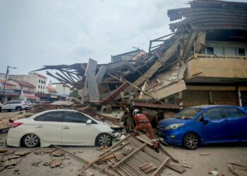 SEORANG anggota bomba meninjau kawasan runtuhan rumah kedai dua tingkat yang sedang menjalani kerja-kerja pengubahsuaian di Taman Kota Laksamana, Melaka.