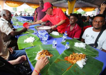 AMINUDDIN Harun ketika majis ramah mesra bersama masyarakat India di pekan Pasir Panjang, Port Dickson hari ini.-UTUSAN/MOHD. SHAHJEHAN MAAMIN.