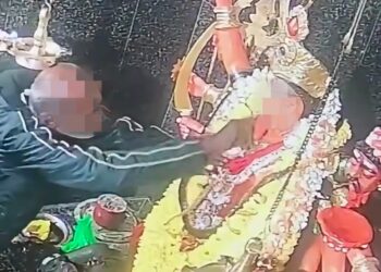 POLIS sedang mengesan seorang lelaki yang disyaki mencuri wang dan seutas rantai leher pada patung sembahyang di sebuah kuil di Jalan Tanjong Tualang, Batu Gajah semalam.