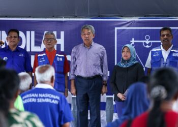 MOHAMAD Hasan (tengah) pada Program Bersama Warga Pusat Daerah Mengundi (PDM) Taman Kelab Tuanku, Mambau, Seremban hari ini.-UTUSAN/ISKANDAR ISHAK