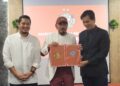 MUHAMAD Zaki Harun (tengah) menyampaikan sijil penghargaan kepada barisan penaja KRW FC di Kota Bharu, Kelantan hari ini. - UTUSAN/MUSTAQIM MOHAMED