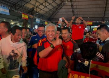AHMAD Zahid Hamidi (tengah) bersorak ketika Sepanyol muncul sebagai juara dalam Piala Dunia 2026 di Bangi Square 2, hari ini.
