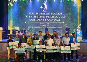 BEKAS atlet-atlet negara menerima sumbangan daripada Pekema pada majlis makan malam sempena penyampaian hadiah golf di Putrajaya.