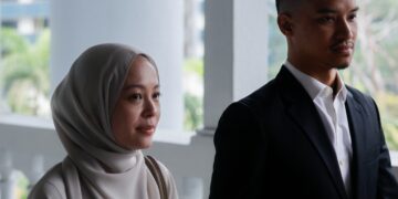 VIVY Yusof dan suaminya, Datuk Fadzarudin Shah Anuar ketika hadir bagi perbicaraan kes hari pertama melibatkan pertuduhan pecah amanah dana pelaburan Khazanah Nasional Berhad (Khazanah) dan Permodalan Nasional Berhad (PNB) berjumlah RM8 juta di Mahkamah Sesyen Kuala Lumpur, di sini hari ini. - UTUSAN/SHIDDIEQIIN ZON