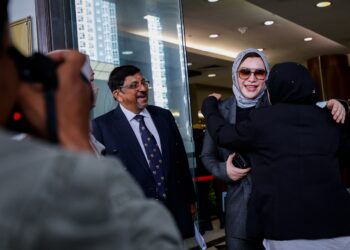 ZIZIE Izette selepas dilepas dan dibebaskan daripada tiga pertuduhan bersubahat menerima rasuah berjumlah RM2.8 juta berhubung pelaburan unit amanah Public Mutual Berhad oleh Felcra Berhad di Mahkamah Sesyen, di sini hari ini. - UTUSAN/SHIDDIEQIIN ZON