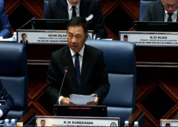 JOACHIM Gunsalam menjawab pertanyaan lisan dalam sidang Dewan Undangan Negeri (DUN) Sabah di Kota Kinabalu. - ihsan KKRU