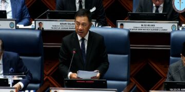 JOACHIM Gunsalam menjawab pertanyaan lisan dalam sidang Dewan Undangan Negeri (DUN) Sabah di Kota Kinabalu. - ihsan KKRU