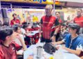 ABBAS Azmi menyantuni anak muda sempena program tayangan skrin besar final Piala Dunia 2026 di Sri Serdang, awal pagi tadi.