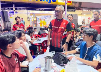 ABBAS Azmi menyantuni anak muda sempena program tayangan skrin besar final Piala Dunia 2026 di Sri Serdang, awal pagi tadi.