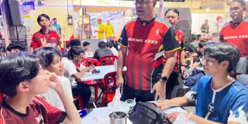ABBAS Azmi menyantuni anak muda sempena program tayangan skrin besar final Piala Dunia 2026 di Sri Serdang, awal pagi tadi.