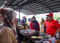 AMINUDDIN Harun bertemu peniaga di Medan Selera Dataran Tanjung Agas, Linggi, Port Dickson hari ini.-FB DATO SERI UTAMA AMINUDDIN HARUN