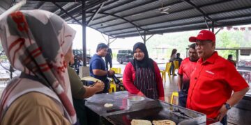 AMINUDDIN Harun bertemu peniaga di Medan Selera Dataran Tanjung Agas, Linggi, Port Dickson hari ini.-FB DATO SERI UTAMA AMINUDDIN HARUN