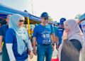 MUSTAPHA Nagoor beramah mesra dengan para penduduk di sekitar kawasan Pasar Tani Keluarga Malaysia, Palong, Jempol hari ini.