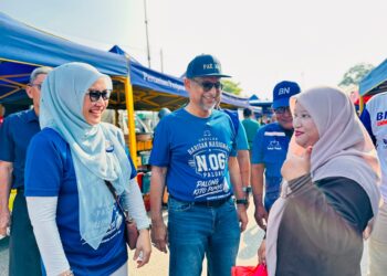 MUSTAPHA Nagoor beramah mesra dengan para penduduk di sekitar kawasan Pasar Tani Keluarga Malaysia, Palong, Jempol hari ini.