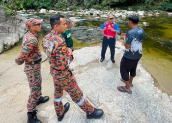 AWANG Hidzel Awang Bujang (dua kanan) meninjau lokasi yang paling kerap berlaku kepala air di Kedah iaitu Sungai Sedim di Kulim.