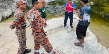AWANG Hidzel Awang Bujang (dua kanan) meninjau lokasi yang paling kerap berlaku kepala air di Kedah iaitu Sungai Sedim di Kulim.