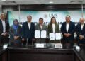 PERTUKARAN dokumen antara Kasim Mansor dan Grace Chin Lu Na sebagai simbolik kerjasama strategik antara UMS dan CF Learning selepas majlis menandatangani memorandum perjanjian (MoA) di Kota Kinabalu baru-baru ini..