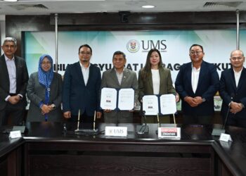 PERTUKARAN dokumen antara Kasim Mansor dan Grace Chin Lu Na sebagai simbolik kerjasama strategik antara UMS dan CF Learning selepas majlis menandatangani memorandum perjanjian (MoA) di Kota Kinabalu baru-baru ini..