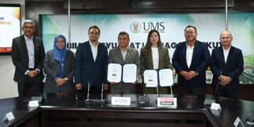 PERTUKARAN dokumen antara Kasim Mansor dan Grace Chin Lu Na sebagai simbolik kerjasama strategik antara UMS dan CF Learning selepas majlis menandatangani memorandum perjanjian (MoA) di Kota Kinabalu baru-baru ini..