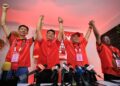 AMINUDDIN Harun (dua dari kanan) bersama Boon Lye (kiri) dan Kenny Chiew (dua dari kiri) semasa sidang akhbar di Port Dickson hari ini -UTUSAN/MOHD. SHAHJEHAN MAAMIN