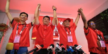 AMINUDDIN Harun (dua dari kanan) bersama Boon Lye (kiri) dan Kenny Chiew (dua dari kiri) semasa sidang akhbar di Port Dickson hari ini -UTUSAN/MOHD. SHAHJEHAN MAAMIN