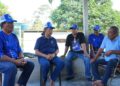JALALUDDIN Alias (dua, kiri) ketika sesi walkabout menziarahi dan menyantuni penduduk di Kampung Jerang, Jelebu hari ini.