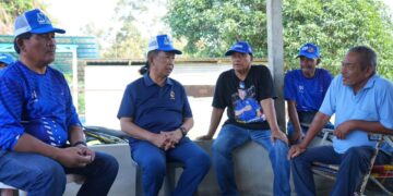 JALALUDDIN Alias (dua, kiri) ketika sesi walkabout menziarahi dan menyantuni penduduk di Kampung Jerang, Jelebu hari ini.