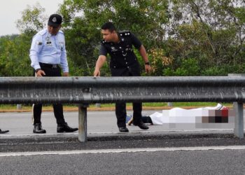 SEORANG penunggang motosikal maut dalam nahas di Kilometer 21.9 dari Port Dickson ke Seremban, hari ini.-UTUSAN/MOHD. SHAHJEHAN MAAMIN