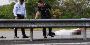 SEORANG penunggang motosikal maut dalam nahas di Kilometer 21.9 dari Port Dickson ke Seremban, hari ini.-UTUSAN/MOHD. SHAHJEHAN MAAMIN