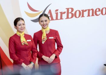 PRAMUGARI AirBorneo pada Majlis Pelancaran Rasmi Penerbangan Sulung AirBorneo Kuala Lumpur- Kuching di Terminal 1 Lapangan Terbang Antarabangsa Kuala Lumpur (KLIA). - UTUSAN/ FAISOL MUSTAFA
