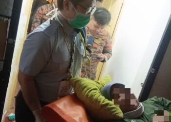 SEORANG wanita yang dianggarkan seberat 200 kilogram (kg) dibantu Jabatan Bomba dan Penyelamat Malaysia (JBPM) Kuala Lumpur keluar dari kediamannya di tingkat enam Projek Perumahan Rakyat (PPR) Seri Pantai, Pantai Dalam, di sini, untuk dibawa ke hospital petang tadi. - Sumber ihsan Bomba