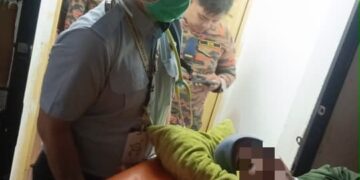 SEORANG wanita yang dianggarkan seberat 200 kilogram (kg) dibantu Jabatan Bomba dan Penyelamat Malaysia (JBPM) Kuala Lumpur keluar dari kediamannya di tingkat enam Projek Perumahan Rakyat (PPR) Seri Pantai, Pantai Dalam, di sini, untuk dibawa ke hospital petang tadi. - Sumber ihsan Bomba