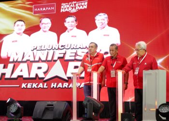 AMINUDDIN Harun (tengah)
menyempurnakan gimik Majlis Peluncuran Manifesto Pakatan Harapan sempena PRN Negeri Sembilan di Seremban hari ini.-UTUSAN/ISKANDAR ISHAK