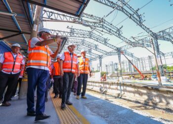 ANTHONY Loke Siew Fook (tengah) melihat kerja-kerja menaik taraf pada Lawatan Kerja dan Taklimat Projek Siap Stesen Keretapi Seremban hari ini.-UTUSAN/ISKANDAR ISHAK