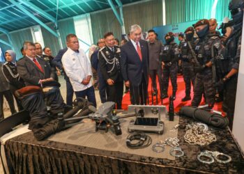 ZAKARIA Shaaban mengiringi Ahmad Zahid Hamidi ketika menyempurnakan sambutan Hari Imigresen Tahun 2026, di Cyberjaya. - UTUSAN/FAISOL MUSTAFA
