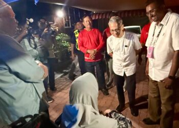 G. MANIVANAN (kanan) ketika menyantuni pengundi DUN Jeram Padang sempena Program Ziarah Kasih bersama Pengarah Komunikasi PH, Datuk Seri Fahmi Fadzil di Felda Palong 2, Jempol, semalam. -UTUSAN / NOR SHAFIQAH MOHD GHAZALI