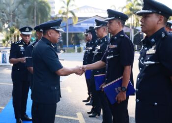MOHD. Yusoff Mamat (kiri) bersalam dengan pegawainya selepas menyampaikan surat penghargaan semasa perhimpunan bulan polis di Ibu Pejabat Polis Kontinjen (IPK) Kelantan, Kota Bharu, Kelantan hari ini-UTUSAN/KAMARUL BISMI KAMARUZAMAN.