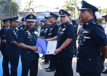 MOHD. Yusoff Mamat (kiri) menyerahkan surat penghargaan kepada pegawainya semasa perhimpunan bulanan polis di Ibu Pejabat Polis Kontinjen (IPK) Kelantan, Kota Bharu, Kelantan hari ini-UTUSAN/KAMARUL BISMI KAMARUZAMAN.