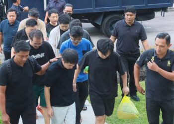 SEMBILAN lelaki warga China mengaku tidak bersalah ketika dihadapkan ke Mahkamah Majistret Balik Pulau, Pulau Pinang hari ini atas pertuduhan terlibat dalam pakatan jenayah bagi memperdaya mangsa menerusi sindiket 'Love Scam'.-UTUSAN/DANIAL SAAD