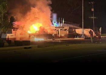 ANGGOTA bomba memadam kebakaran selepas bom kereta diletupkan di hadapan Balai Polis Tan Yong di bandar Narathiwat, Thailand malam tadi. - IHSAN ISOC