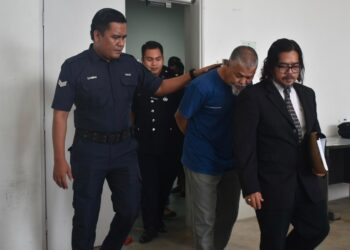 TERTUDUH (dua dari kanan) dibawa keluar dari mahkamah selepas berdepan pertuduhan memiliki senjata api bersama peluru di Kompleks Mahkamah Kangar, Perlis hari ini. -UTUSAN/ASYRAF MUHAMMAD