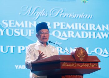 PERDANA menteri, Datuk Seri Anwar Ibrahim pada Majlis Perasmian Seminar Pemikiran Yusuf Al-Qaradhawi, di Wisma Dewan Bahasa dan Pustaka, di sini hari ini. Foto: SHIDDIEQIIN ZON