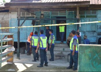 SEBAHAGIAN anggota penguat kuasa yang terlibat dalam operasi merobohkan penempatan etnik Rohingya di Tanah Merah, Kelantan hari ini.