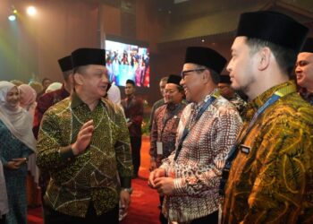 Tuanku Syed Faizuddin Putra Jamalullail berkenan beramah mesra dengan peserta Seminar Pemikiran Yusuf al-Qaradawi di Balai Budaya Tun Syed Nasir, Wisma Dewan Bahasa dan Pustaka (DBP), Kuala Lumpur hari ini.