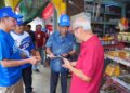 JALALUDDIN Alias (dua dari kanan) beramah mesra dengan peniaga di sekitar Pekan Simpang Pertang, Jelebu hari ini.